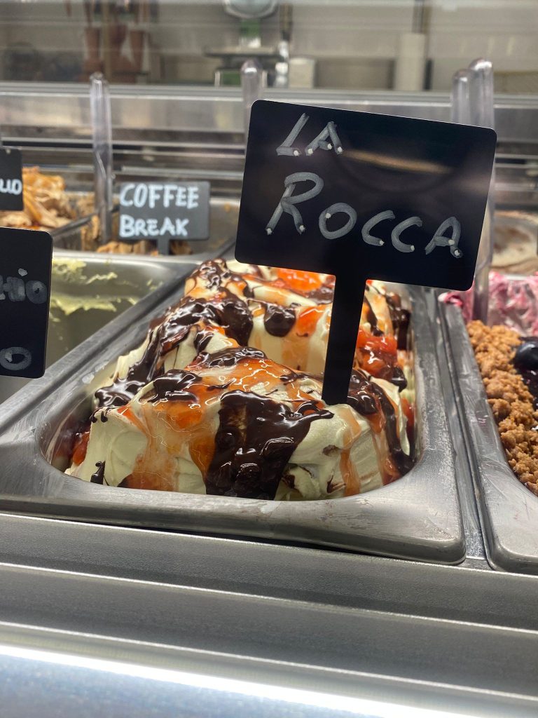 Cibo da asporto · Consumazione sul posto · Posti a sedere all'aperto…
Servizi